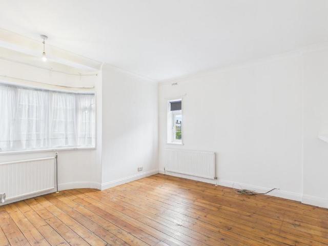 Watford Way, Mill Hill 2 bed apartment to rent £1,750 pcm £404 pw