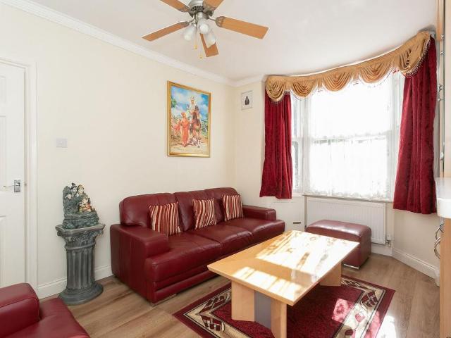 Watford, WD18 3 bed terraced house to rent £2,300 pcm £531 pw