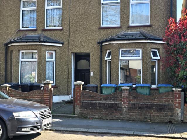 Watford WD18 1 bed in a house share to rent £850 pcm £196 pw