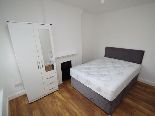Watford, WD18 Studio to rent £650 pcm £150 pw