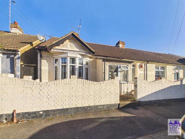 Watling Avenue, Chatham 2 bed bungalow to rent £1,500 pcm £346 pw