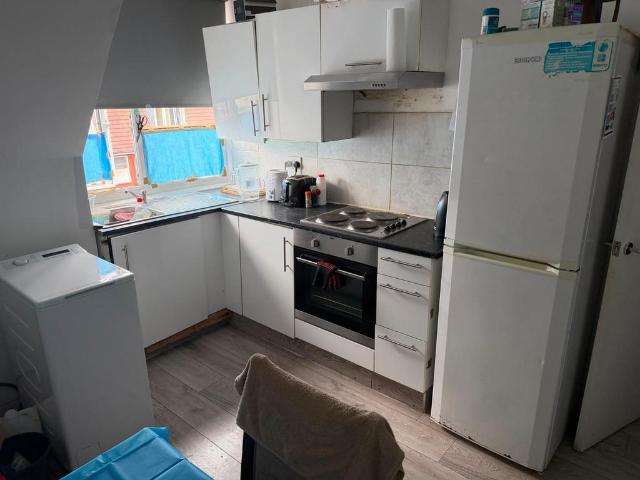 Watling Avenue, Edgware HA8 2 bed flat to rent £1,550 pcm £358 pw