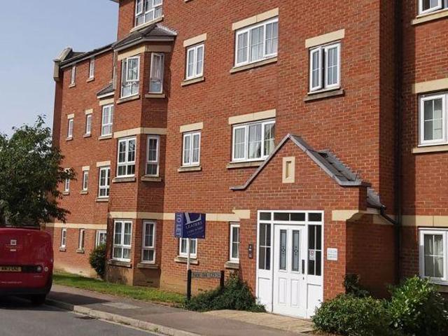 Watling Gardens, Dunstable 2 bed apartment to rent £1,200 pcm £277 pw