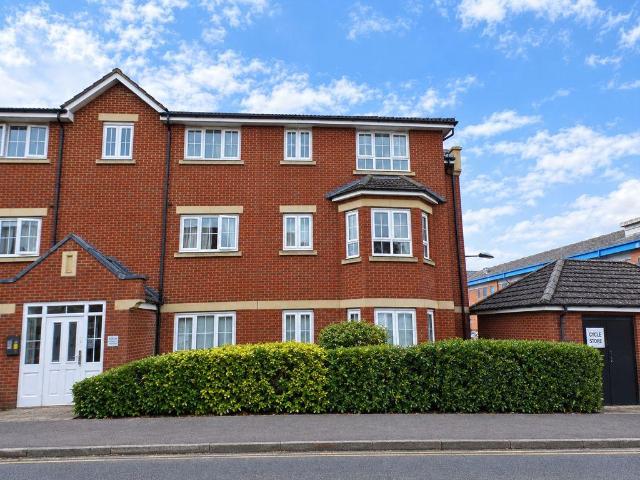 Watling Gardens, Dunstable 2 bed apartment to rent £1,225 pcm £283 pw