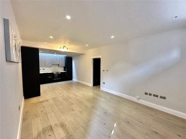 Watling Street, Radlett, Hertfordshire WD7, 1 bed flat to rent, £1,450 pcm | PrimeLocation