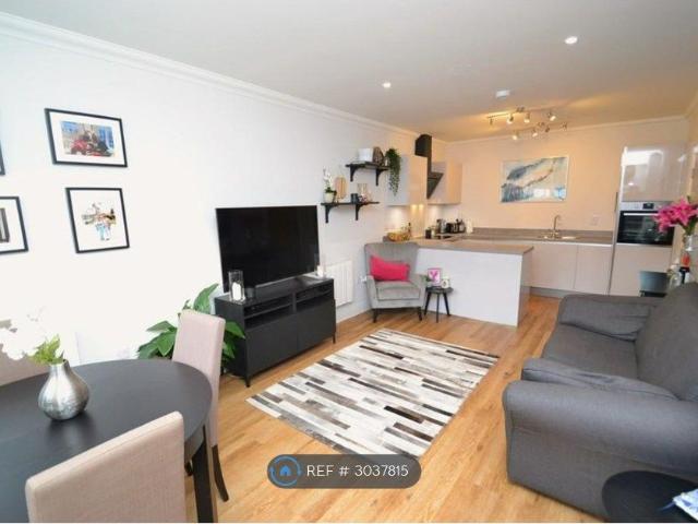 Watling Street, Radlett WD7, 1 bed flat to rent, £1,650 pcm | PrimeLocation