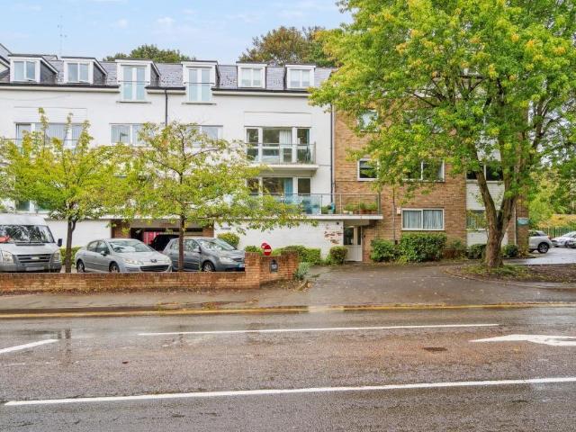 Watling Street, Radlett WD7 2 bed flat to rent £1,550 pcm £358 pw