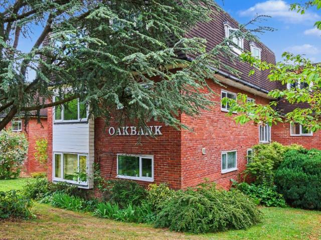 Watling Street, Radlett WD7 2 bed flat to rent £1,600 pcm £369 pw