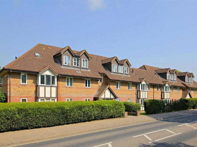 Watling Street, Radlett. 2 bed apartment to rent £1,600 pcm £369 pw