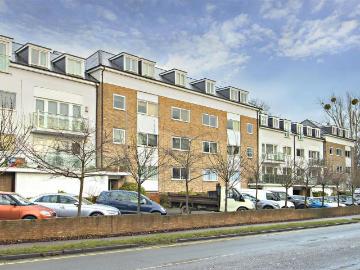 Watling Street, Radlett. 2 bed apartment to rent £1,700 pcm £392 pw
