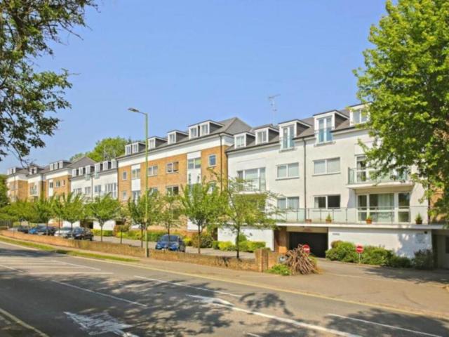 Watling Street, Radlett 2 bed flat to rent £1,600 pcm £369 pw