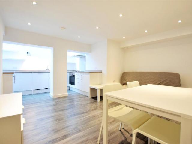 Watlington Street, Reading. 1 bed flat to rent £1,200 pcm £277 pw