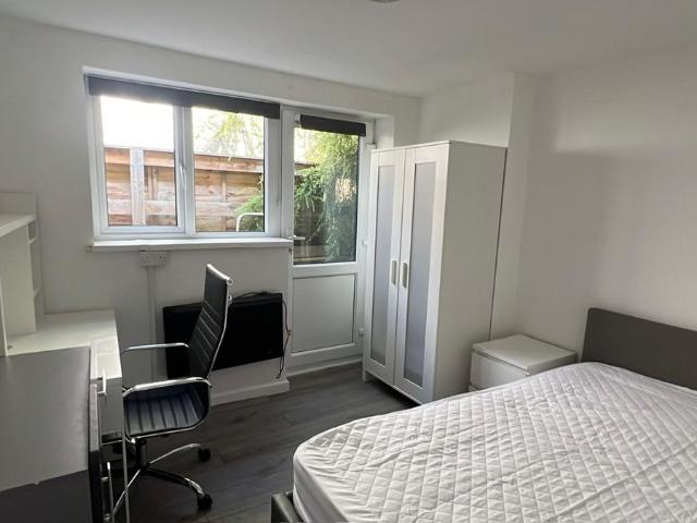 Wavell Way, Winchester SO22, 2 bed flat to rent, £1,500 pcm | PrimeLocation
