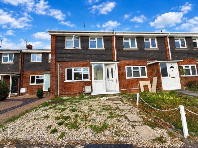 Waveney Avenue, Bedford, MK41 2 bed house to rent £1,275 pcm £294 pw