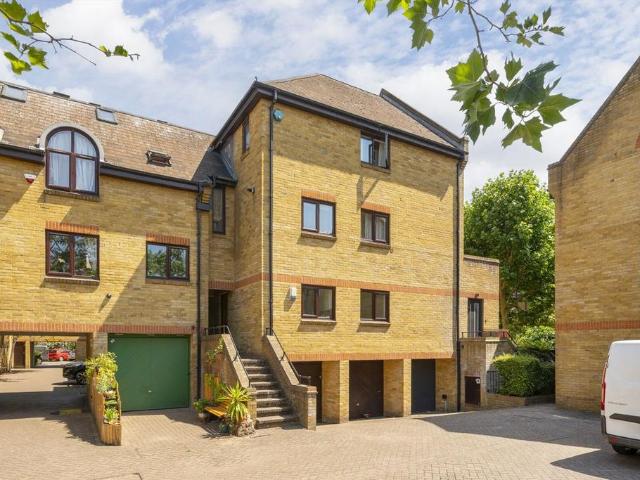 Waveney Close, London E1W 2 bed flat to rent £2,750 pcm £635 pw