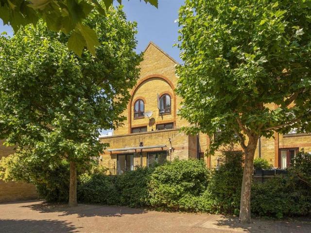 Waveney Close, London E1W 2 bed flat to rent £2,750 pcm £635 pw