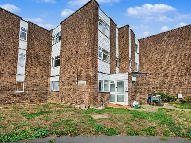 Waveney Drive, Chelmsford CM1 2 bed maisonette to rent £1,350 pcm £312 pw
