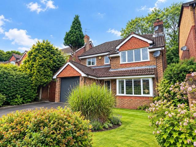 Waveney Drive, Wilmslow, SK9 4 bed detached house to rent £2,400 pcm £554 pw