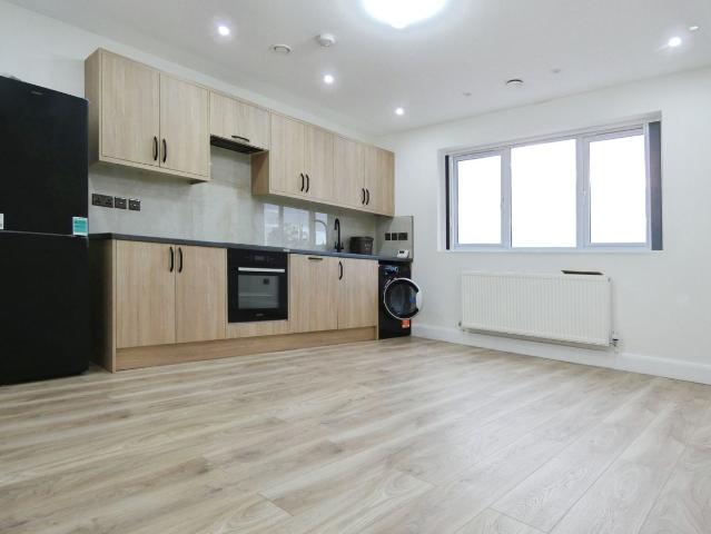Waverley Way, Carshalton SM5, 1 bed flat to rent, £1,550 pcm | PrimeLocation