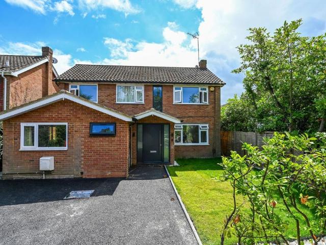 Waverley Drive, Chertsey, KT16. 4 bed detached house to rent £4,500 pcm £1,038 pw
