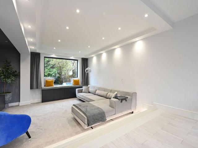 Waverley Drive, Chertsey, KT16. 4 bed detached house to rent £5,500 pcm £1,269 pw