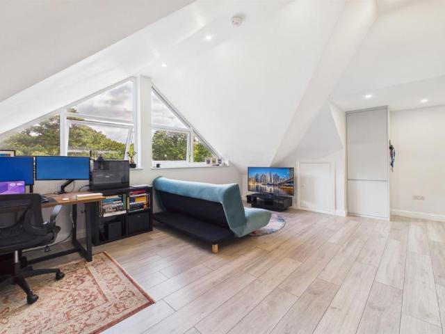 Waverley House, Foxgrove Avenue. 1 bed flat to rent £1,600 pcm £369 pw
