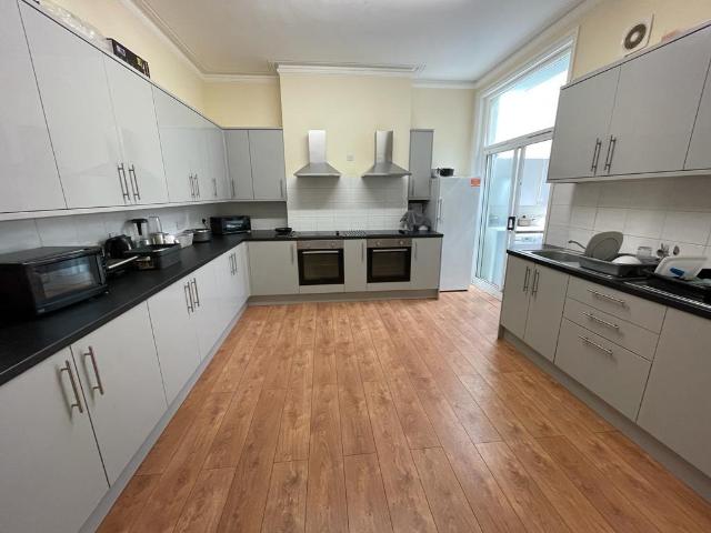 Waverley Road, Southsea PO5 8 bed terraced house to rent £650 pcm £150 pw