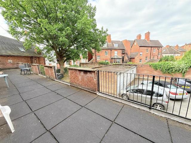 Waverley Street, Nottingham NG7 3 bed flat to rent £1,200 pcm £277 pw