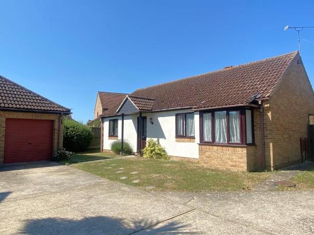 Wavring Avenue, Frinton On Sea CO13 2 bed detached bungalow to rent £1,250 pcm £288 pw