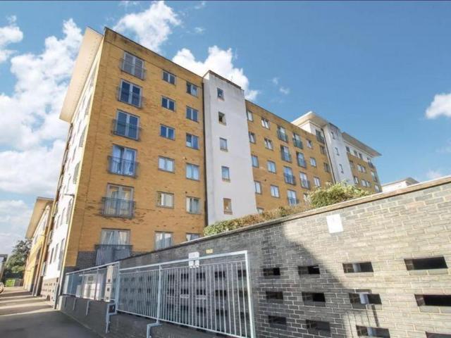 Waxlow Way, Northolt 2 bed apartment to rent £1,750 pcm £404 pw