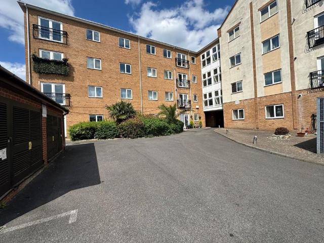 Wayte Street, Cosham 2 bed flat to rent £1,300 pcm £300 pw