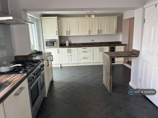 Wayfield Road, Chatham, ME5 1 bed in a house share to rent £550 pcm £127 pw