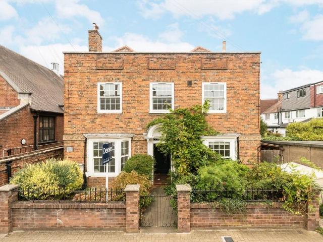 Waynflete Street, London SW18 4 bed maisonette to rent £3,500 pcm £808 pw