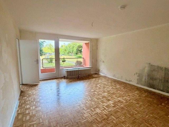 ! WBS mit Besonderem Wohnbedarf ! Charmante 1 Zimmer Wohnung mit großem Balkon, Fischgrätparkett und viel Gestaltungsspielraum