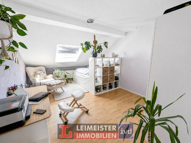 WG Tauglich: Lichtdurchflutete 4 Zimmer Dachgeschosswohnung