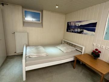 WG Zimmer 20qm, Souterrain, geräumig, 3m Schrank, sehr ruhig