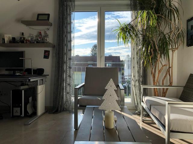 WG Dachgeschoss Zimmer mit Balkon für Berufs Pendler