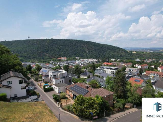 WG geeignet: Wohnen mit Panoramablick: renovierte 4 Zimmer Wohnung mit zwei Balkonen