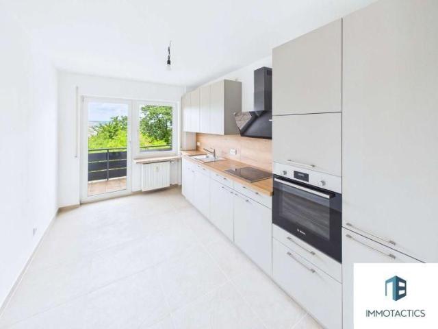 WG Geeignet: Selten am Kuhberg: 4 Zimmer, große Terrasse, Balkon und neue Einbauküche