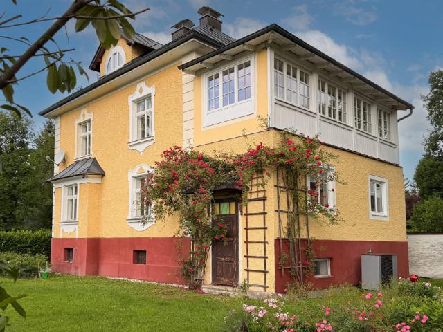 WG geeignet: Stilvolle Altbauwohnung in historischer Ceconi Villa – Wohnen in bester Lage von Aigen
