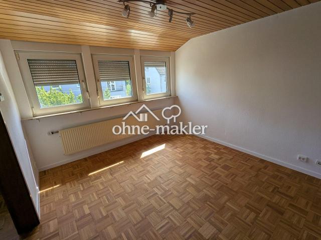 WG geeignete 4 Zimmer DG Wohnung mit Balkon, 2 Bädern & EBK – Stuttgart Bad Cannstatt