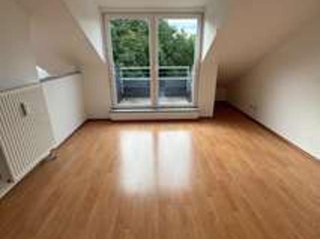 WG geeignete Dachgeschosswohnung mit Balkon, in einer ruhigen Nachbarschaft