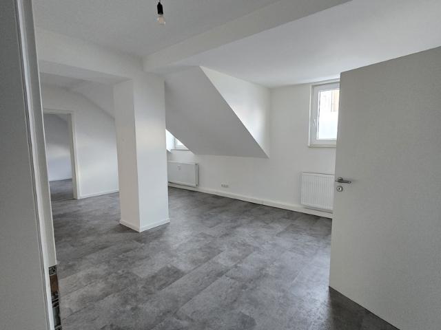 WG geeignete helle 3 Zimmer Dachgeschoss Wohnung, Einbauküche
