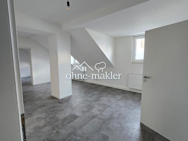 WG geeignete helle 3 Zimmer Dachgeschoss Wohnung, Einbauküche