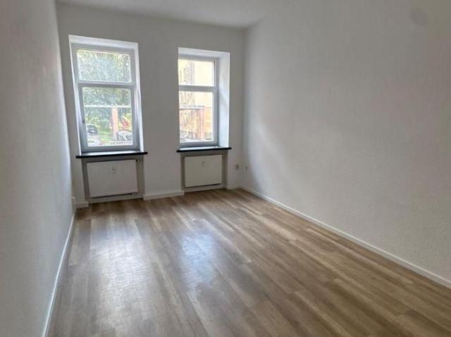 WG gerecht *Laminat * großer Balkon an der Küche* Wanne