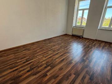 WG gerechts im 2. OG *moderne BodenbelÃ¤ge Eckbadewanne Balkon City Nah