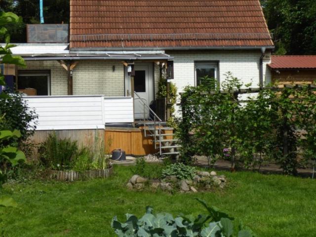WG Haus 4 Zimmer, Frauen, Alleinlage Landschaftsschutzgeb. großer Garten 1/2h bis Mitte 24/7 alle 10 Minuten