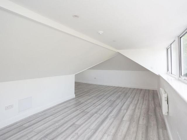 WD23, Bushey 3 bed flat to rent £1,850 pcm £427 pw