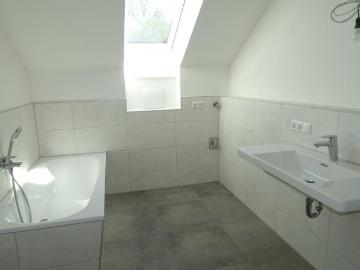 WE 7: Luxuriöses 2 Zi. NEUBAU Wohnung im DG mit Balkon, Glasfaser u. innovativem Energiekonzept
