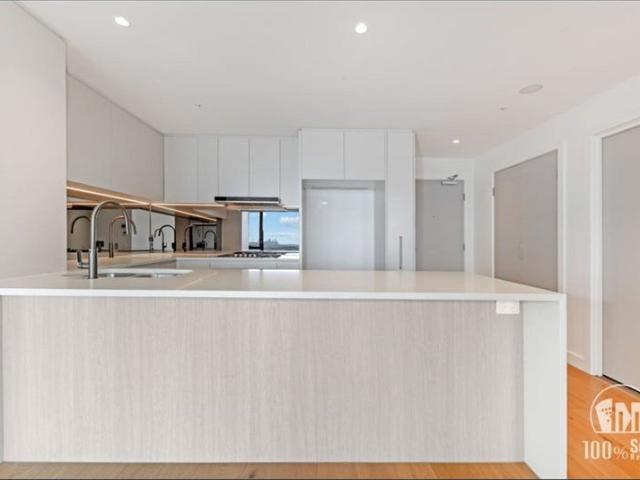 We have 2 rooms to rent in a 3 bedrooms sophisticated apartment